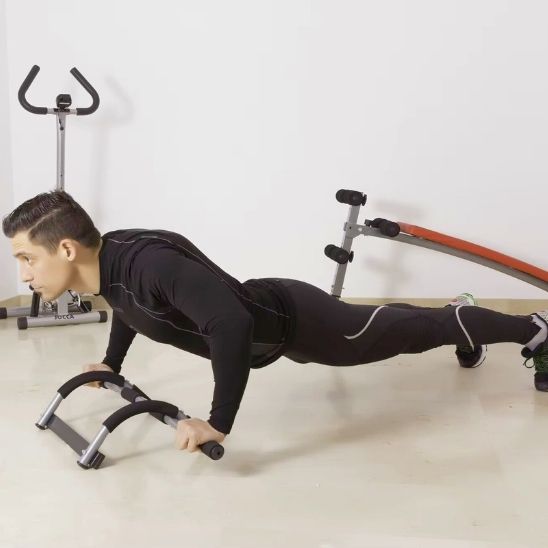 barre a traction polyvalente sans fixation jeune homme des exercices au sol