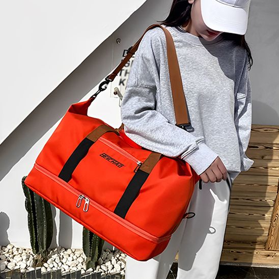 sac de sport femme rouge ultra resistant nombreuses poches jeune femme en ville