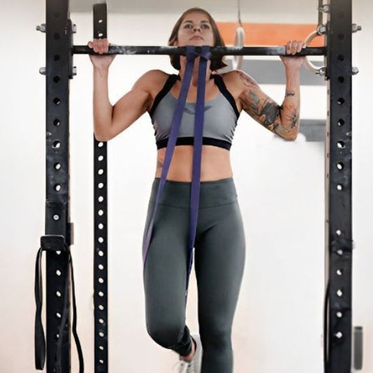 élastique musculation assistant femme qui fait tractions