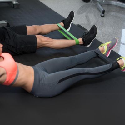 elastique musculation bande de resistance seance homme et femme musculation jambes et fessier