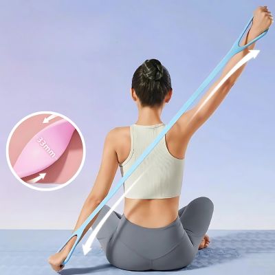 élastique musculation femme assise sur tapis tonifie bras et dos