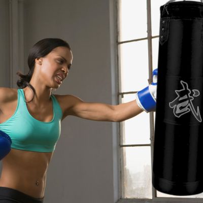 sac-de-boxe-parfait-pour-condition-mentale-femme-avec-gants-de-boxe-frappe-sac-de-frappe-pour-evacuer-stress