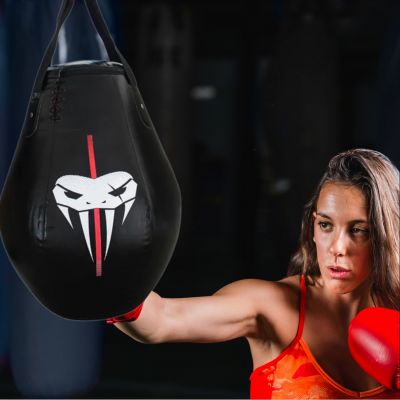 sac-de-boxe-le-meilleur-pour-remise-en-forme-femme-avec-gants-de-boxe-frappe-sac-suspendu-exercice-agilité
