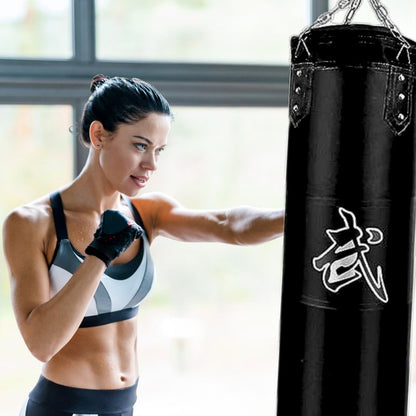 sac-de-boxe-parfait-pour-objectif-minceur-femme-en-gants-de-boxe-execute-des-frappes