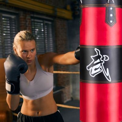 sac-de-boxe-ameliore-endurance-entrainement-sac-suspendu-fit-boxing-cardio-femme-frappe
