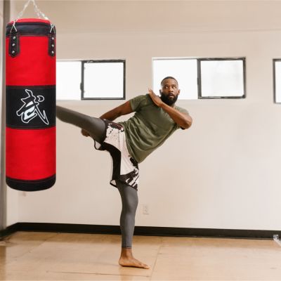 sac-de-boxe-le-meilleur-pour-entrainement-sculpte-corps-et-esprit-homme-frappe-dans-sac-de-frappe-suspendu