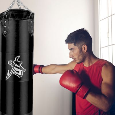 sac-de-boxe-efficace-pour-liberer-tensions-accumulees-homme-avec-gants-de-boxe-frappant-sac-de-frappe-suspendu