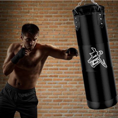 sac-de-boxe-noir-homme-avec-gants--MMA-frappe-sac-de-boxe-suspendu-garage