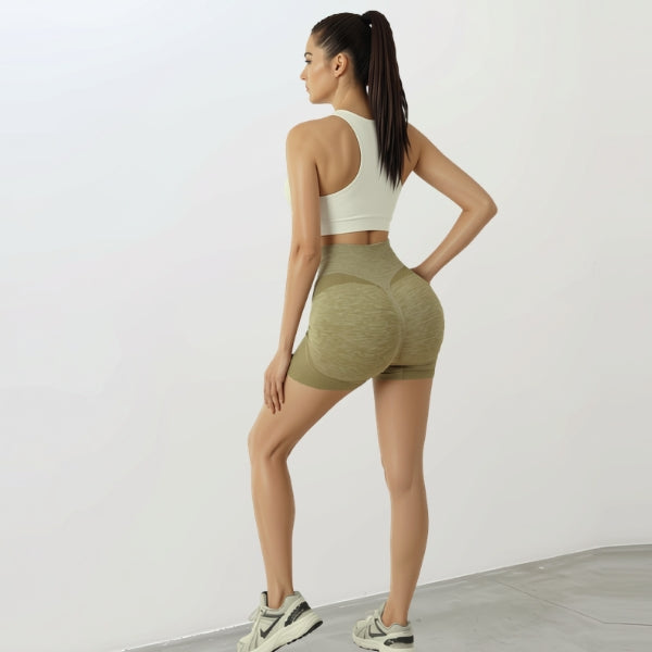 Short push up femme taille haute vert porté, vue de trois quarts dos