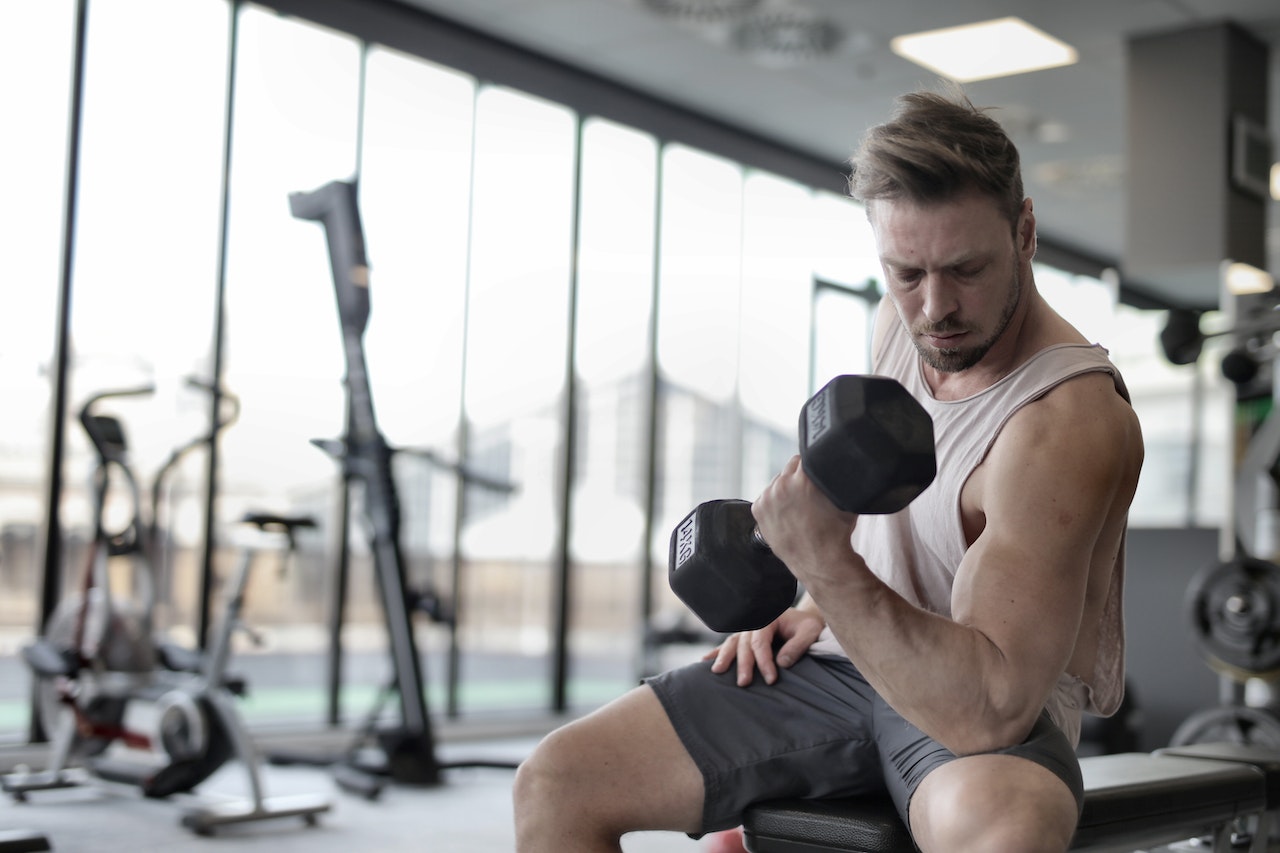 Banc de musculation haltère homme entraînement - Équipement fitness premium