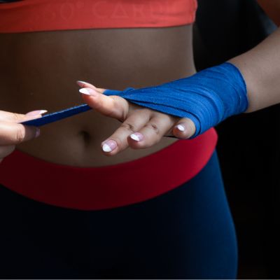 bande boxe bleu protection optimale femme protege ses articulations et son poignet pour entrainement fitness boxe cardio