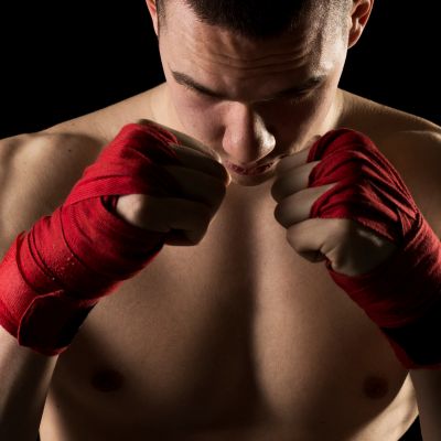 bande boxe rouge protection mains poignets homme entrainement fitness cardio boxe