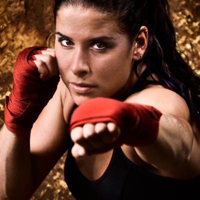 bande boxe rouge protection optimale poignets mains femme entrainement fitness boxe 