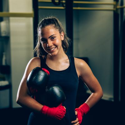 bande boxe rouge protection optimale femme après entrainement avec gants rouges sous bras mains bandees