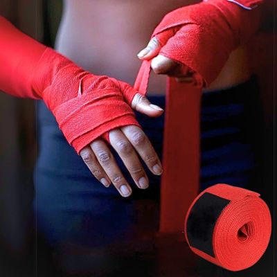 bande de boxe rouge protection entrainement femme bandage main et poignet