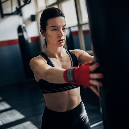 bande pour boxe rouge bandage protection femme entrainement sac de frappe