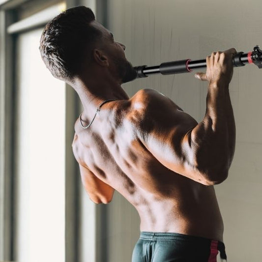  barre à traction fixée encadrement porte homme fait des dips