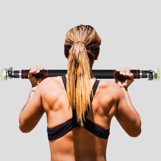 barre à traction porte réglable femme effectuant des pull-ups