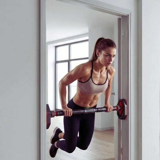 barre de traction porte jeune femme pratique dips musculation à domicile
