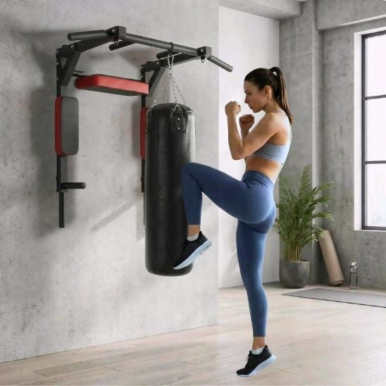 barre traction multifonction - Femme entrainement au sac de frappe suspendu