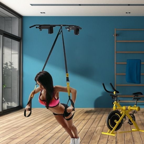 barre traction murale femme execute exercices avec elastiques a poignees 