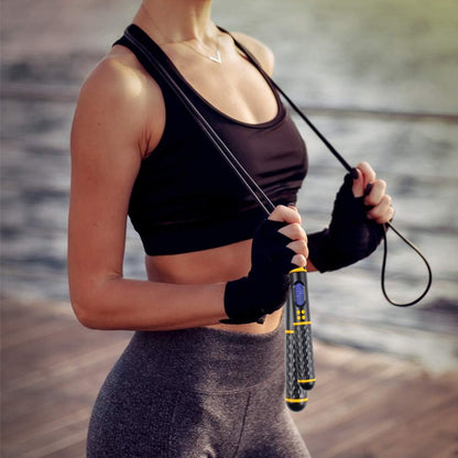 corde a sauter calorie avec compteur autour du cou de femme fine