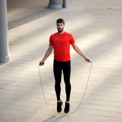 homme-sauts-avec-corde-a-sauter-crossfit-parvis