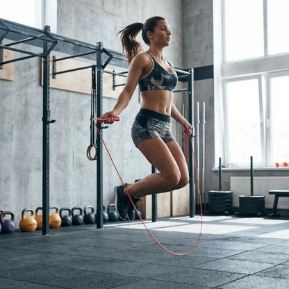 corde a sauter crossfit femme entrainement en salle de sport