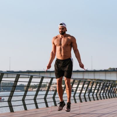 homme-sauts-pour-coordination-avec-corde-a-sauter-crossfit 