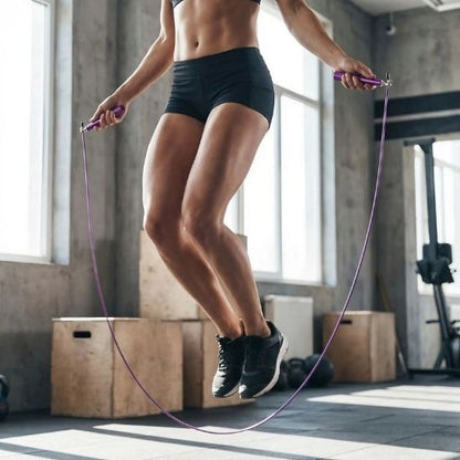 corde a sauter crossfit femme aux jolies jambes musclées s'entraine 