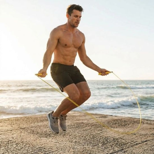 corde a sauter crossfit homme sauts à la corde proche de la mer 