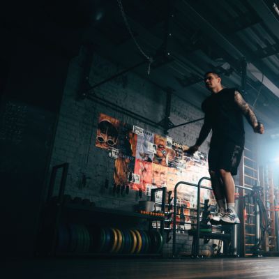 corde a sauter crossfit musculation fitness homme execute sauts dans garage