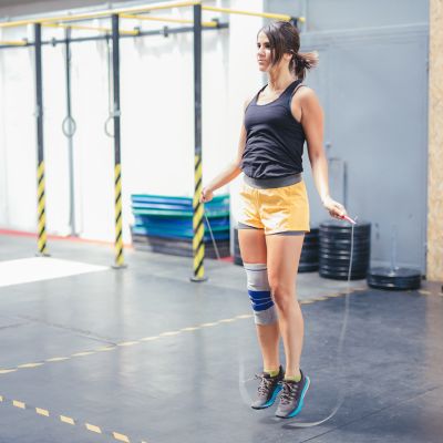 corde a sauter crossfit remise en forme femme saute pour tonifier muscles
