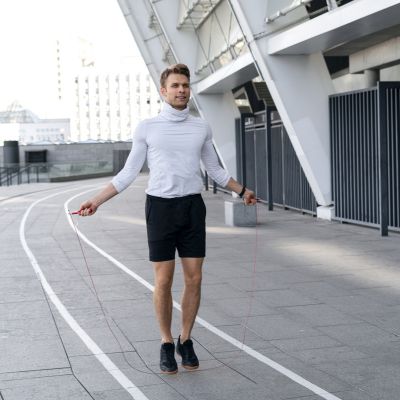 corde a sauter crossfit cardio endurance jeune homme entrainement pleine air