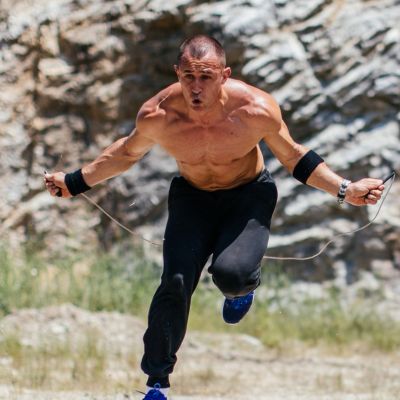 entrainement-intensif-exterieur-par-homme-avec-corde-a-sauter-crossfit