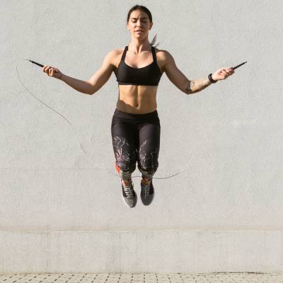 femme-saute-avec-corde-a-sauter-crossfit-exterieur