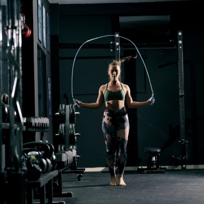 corde à sauter fitness musculation femme entrainement intensif en salle de sport