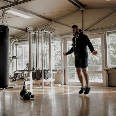 corde à sauter fitness musculation homme travaille endurance a domicile