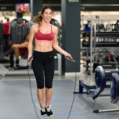 corde à sauter fitness musculation femme exercice en salle de sport