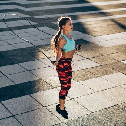 corde-a-sauter-excellente-pour-muscler-corps-femme-entrainement-exterieur
