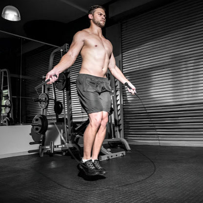 corde à sauter entrainement intensif homme en salle de sport