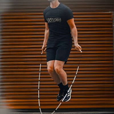 corde a sauter entrainement endurance homme saute devant garage