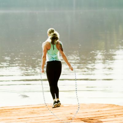 corde a sauter fitness femme entrainement face lac