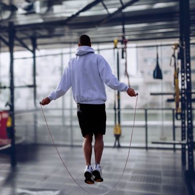 corde a sauter homme entrainement coordination salle de sport