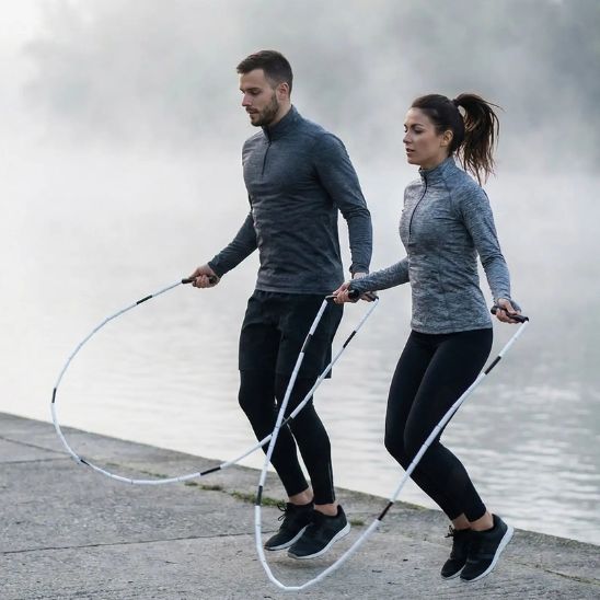 corde a sauter perle remise en forme couple en entrainement