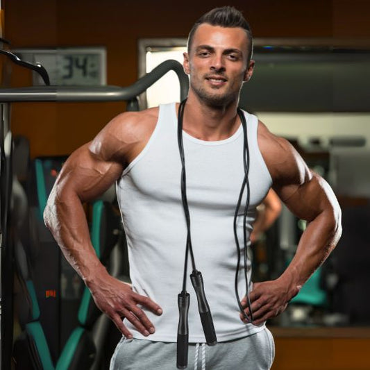 corde a sauter renforcement musculaire homme entrainement en salle de sport