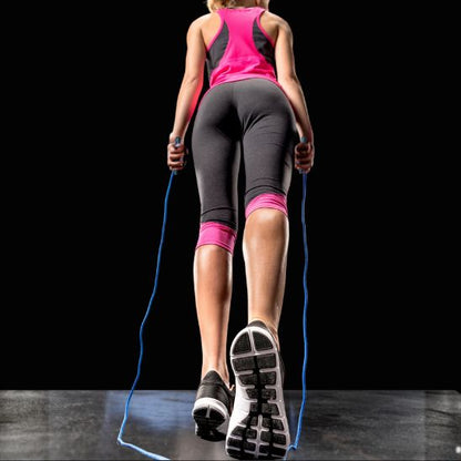 corde à sauter bleue femme de dos prête à démarrer entraînement cardio