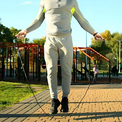 corde à sauter de vitesse ajustable jeune homme sauts dans parc