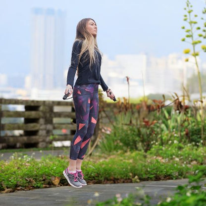 corde a sauter remise en forme femme saute au parc