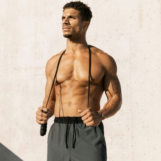 corde a sauter renforce systeme cardiovasculaire homme seance exterieur